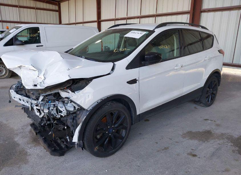 Photo 2 of 2019 Ford Escape SE (VIN 1FMCU9GD5KUB50952)