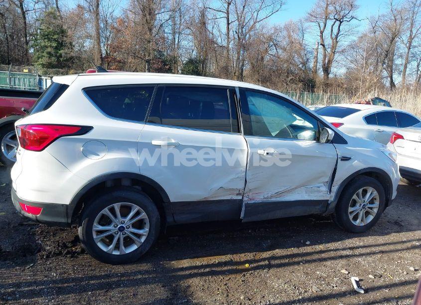 Photo 13 of 2019 Ford Escape SE (VIN 1FMCU9GD5KUB53916)