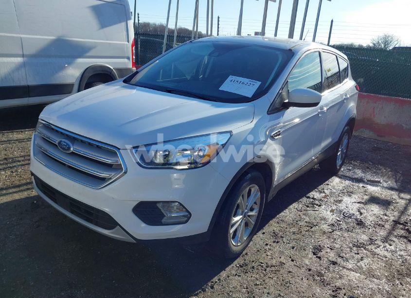 Photo 2 of 2019 Ford Escape SE (VIN 1FMCU9GD5KUB53916)