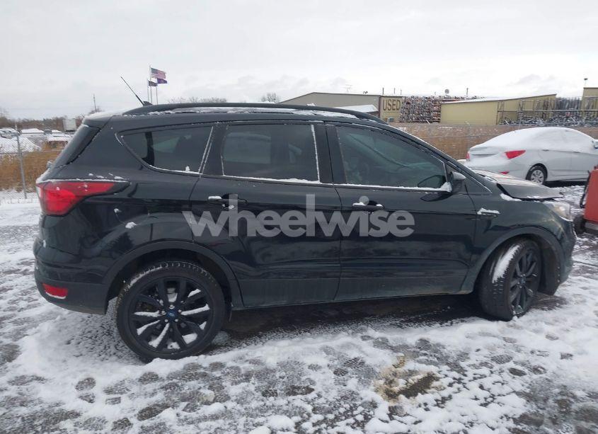 Photo 13 of 2019 Ford Escape SE (VIN 1FMCU9GD5KUC24046)
