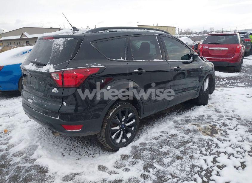 Photo 4 of 2019 Ford Escape SE (VIN 1FMCU9GD5KUC24046)