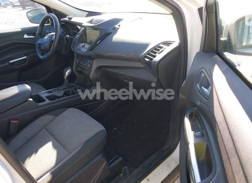 Photo 5 of 2019 Ford Escape SE (VIN 1FMCU9GD5KUC24497)