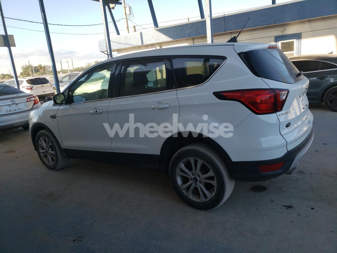 Photo 2 of 2019 FORD ESCAPE SE N/A (VIN 1FMCU9GD5KUC42742)