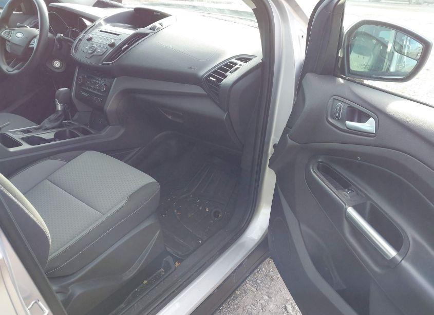 Photo 5 of 2017 Ford Escape SE (VIN 1FMCU9GD6HUA40601)