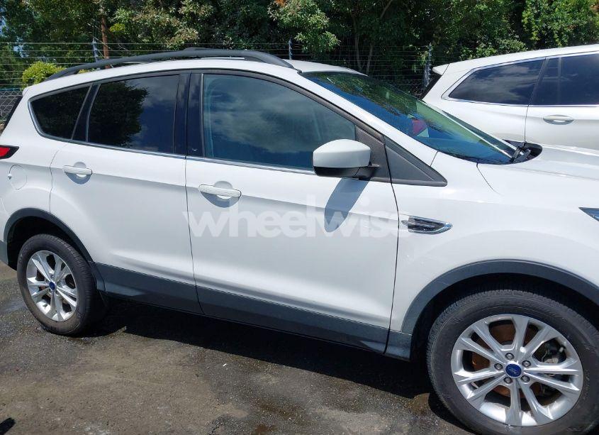 Photo 13 of 2018 Ford Escape SE (VIN 1FMCU9GD6JUA01383)