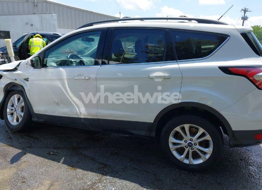 Photo 14 of 2018 Ford Escape SE (VIN 1FMCU9GD6JUA01383)