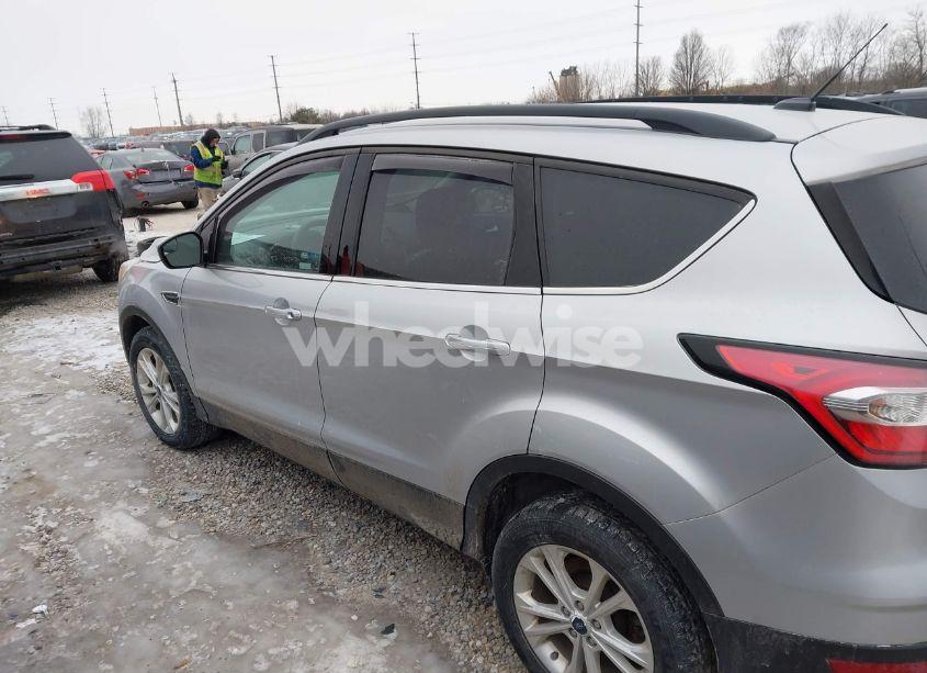 Photo 15 of 2018 Ford Escape SE (VIN 1FMCU9GD6JUA19253)