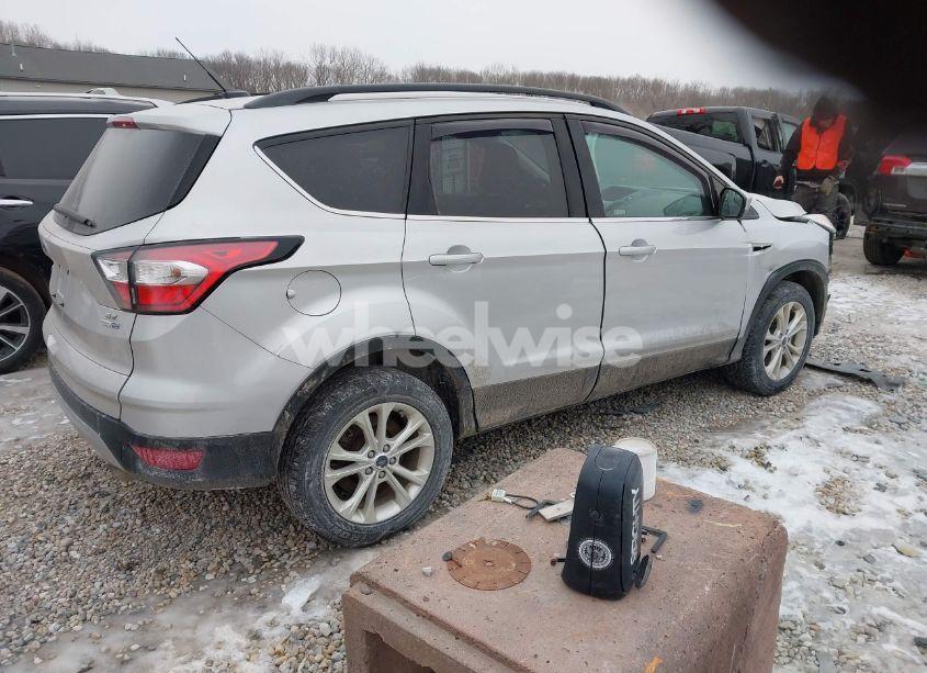 Photo 4 of 2018 Ford Escape SE (VIN 1FMCU9GD6JUA19253)