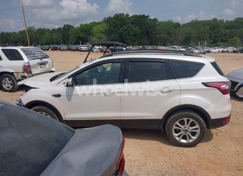 Photo 14 of 2018 Ford Escape SE (VIN 1FMCU9GD6JUC26550)