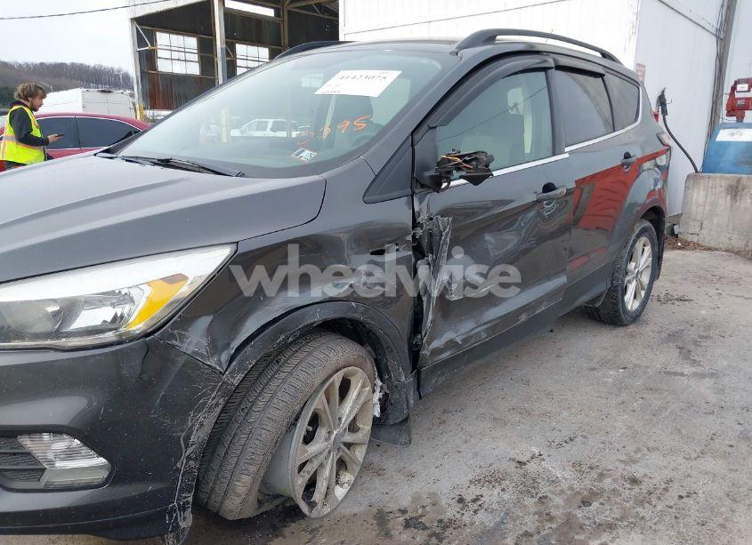 Photo 6 of 2018 Ford Escape SE (VIN 1FMCU9GD6JUC30095)