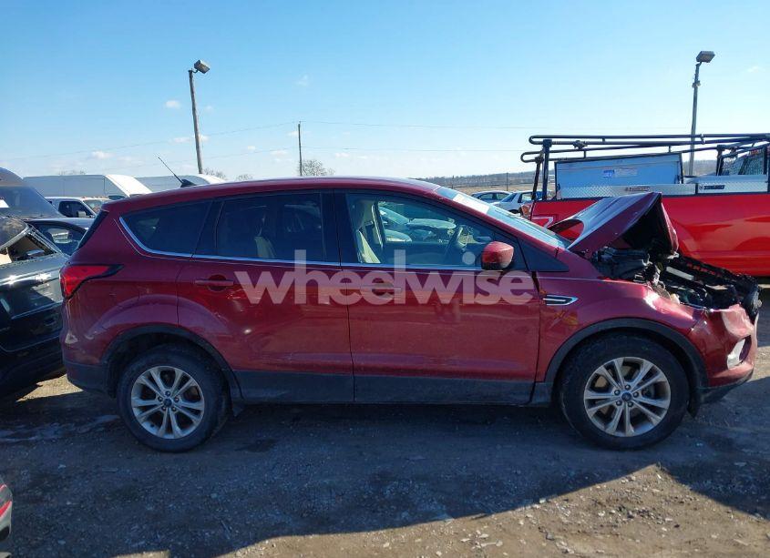 Photo 13 of 2019 Ford Escape SE (VIN 1FMCU9GD6KUA58166)