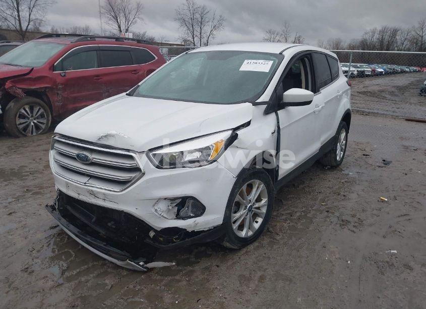 Photo 2 of 2019 Ford Escape SE (VIN 1FMCU9GD6KUA60418)