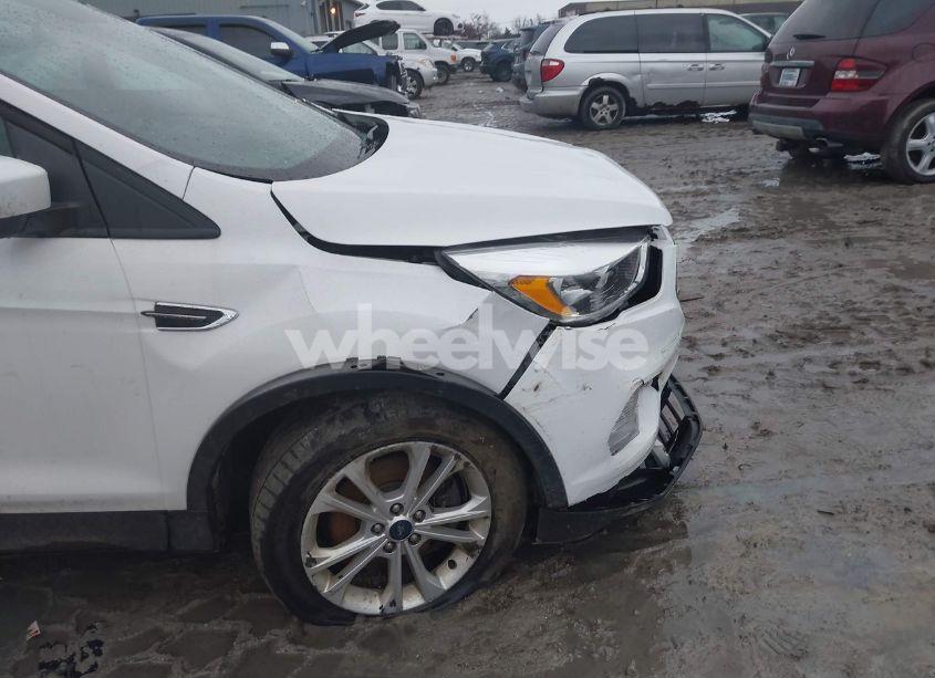 Photo 6 of 2019 Ford Escape SE (VIN 1FMCU9GD6KUA60418)