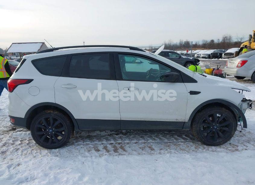 Photo 14 of 2019 Ford Escape SE (VIN 1FMCU9GD6KUA86162)
