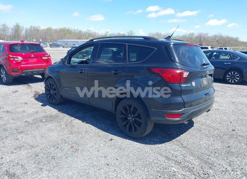 Photo 3 of 2019 Ford Escape SE (VIN 1FMCU9GD6KUB92823)