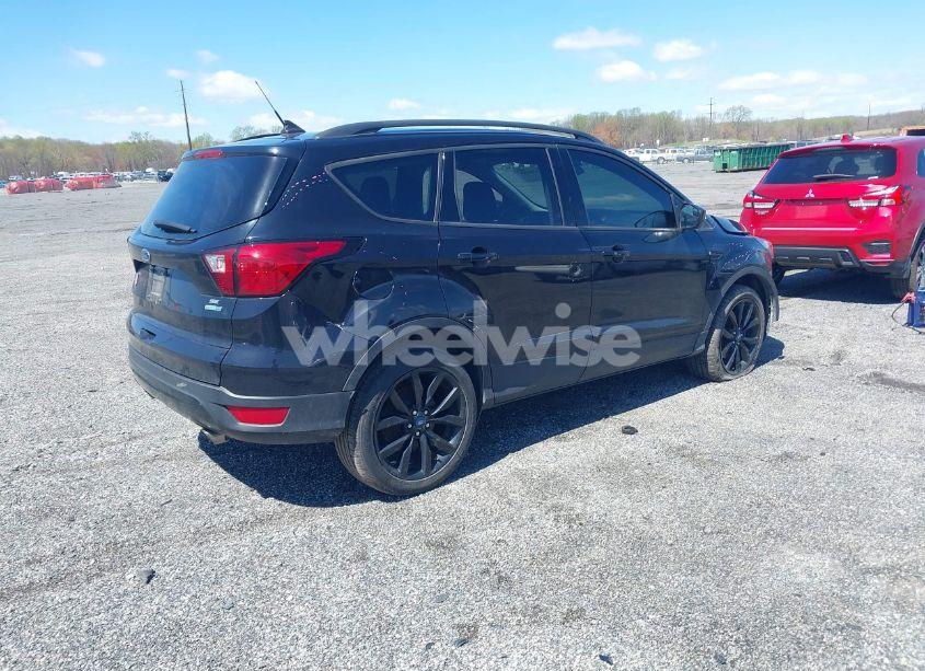 Photo 4 of 2019 Ford Escape SE (VIN 1FMCU9GD6KUB92823)