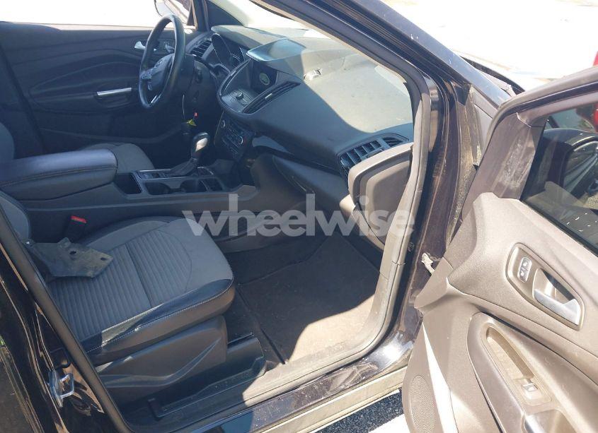 Photo 5 of 2019 Ford Escape SE (VIN 1FMCU9GD6KUB92823)