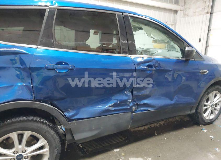 Photo 6 of 2019 Ford Escape SE (VIN 1FMCU9GD6KUC35377)