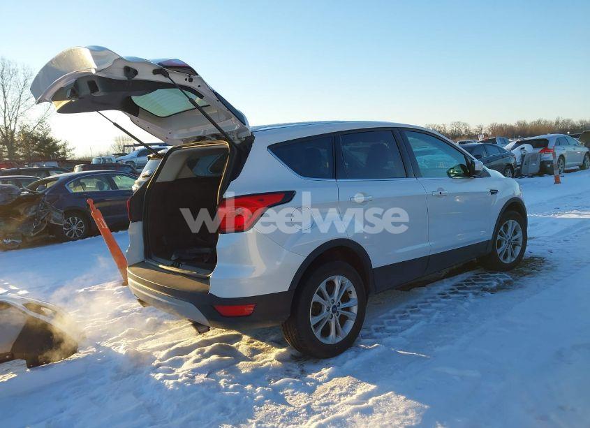 Photo 4 of 2019 Ford Escape SE (VIN 1FMCU9GD6KUC49716)