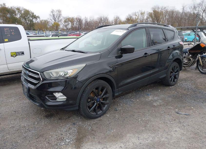 Photo 2 of 2017 Ford Escape SE (VIN 1FMCU9GD7HUA10412)