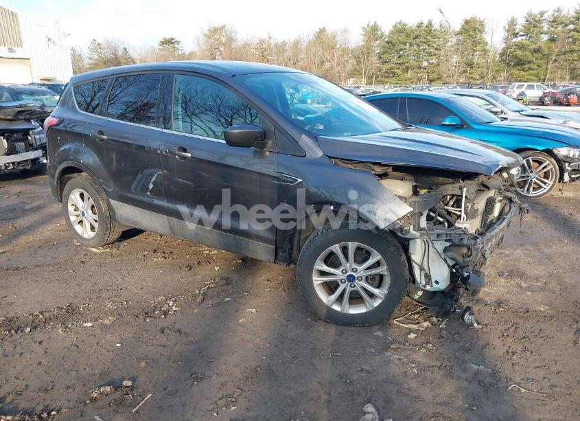 2017 Ford Escape SE (VIN 1FMCU9GD7HUD55892) main photo