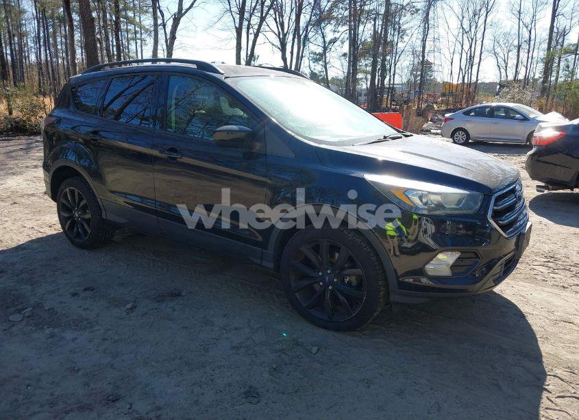 2017 Ford Escape SE (VIN 1FMCU9GD7HUE82223) main photo