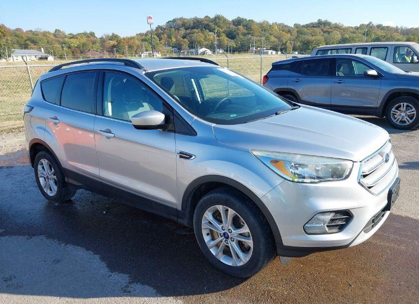 2018 Ford Escape SE (VIN 1FMCU9GD7JUA09718) main photo