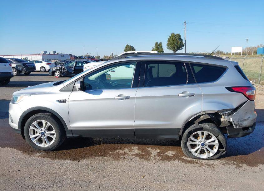 Photo 14 of 2018 Ford Escape SE (VIN 1FMCU9GD7JUA09718)