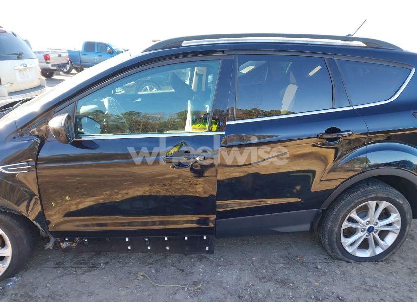 Photo 15 of 2018 Ford Escape SE (VIN 1FMCU9GD7JUA98769)