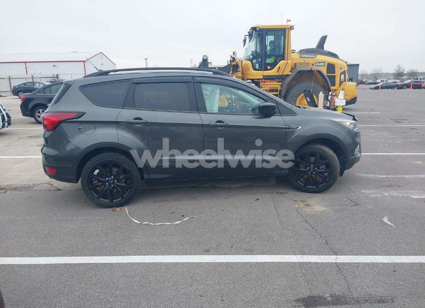 Photo 14 of 2019 Ford Escape SE (VIN 1FMCU9GD7KUA33938)