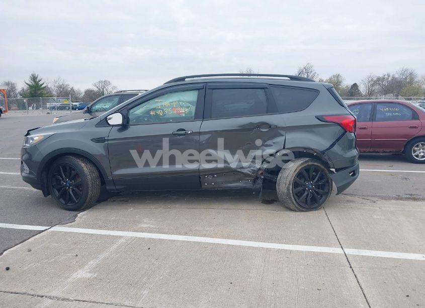 Photo 15 of 2019 Ford Escape SE (VIN 1FMCU9GD7KUA33938)