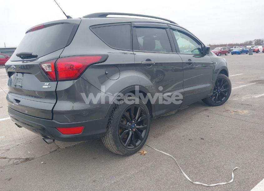 Photo 4 of 2019 Ford Escape SE (VIN 1FMCU9GD7KUA33938)