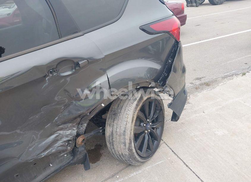 Photo 6 of 2019 Ford Escape SE (VIN 1FMCU9GD7KUA33938)