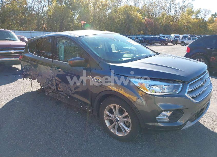 2019 Ford Escape SE (VIN 1FMCU9GD7KUA33969) main photo