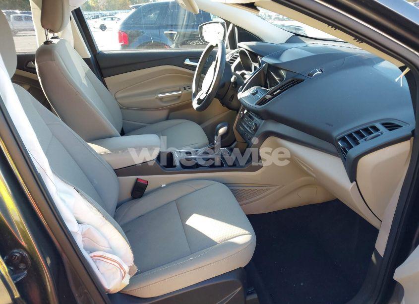 Photo 5 of 2019 Ford Escape SE (VIN 1FMCU9GD7KUA33969)