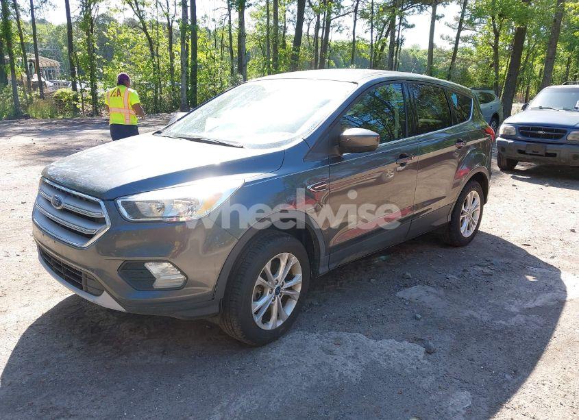 Photo 2 of 2019 Ford Escape SE (VIN 1FMCU9GD7KUB23316)