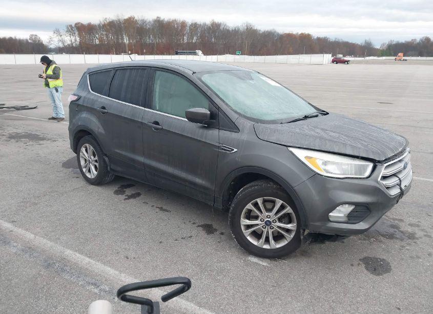 2017 Ford Escape SE (VIN 1FMCU9GD8HUA52670) main photo
