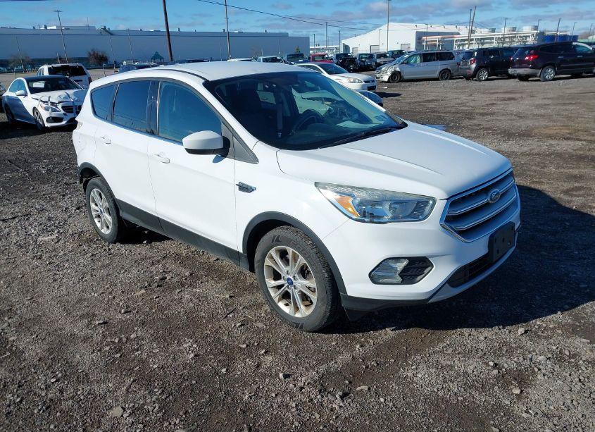2017 Ford Escape SE (VIN 1FMCU9GD8HUB05769) main photo