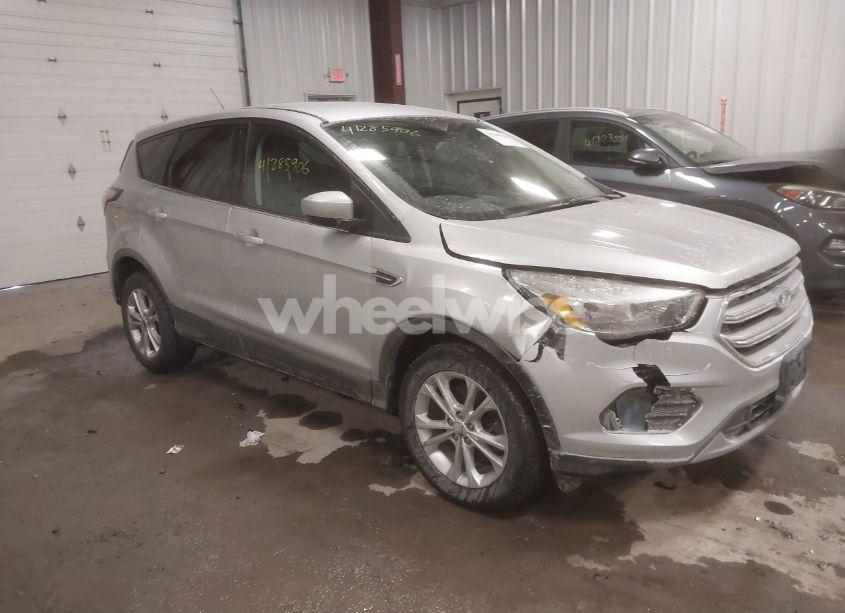2017 Ford Escape SE (VIN 1FMCU9GD8HUB76020) main photo