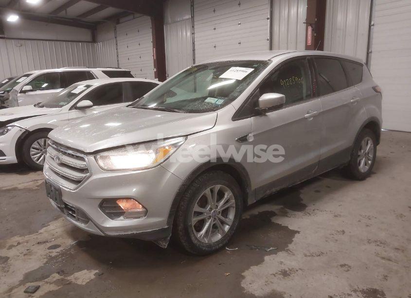 Photo 2 of 2017 Ford Escape SE (VIN 1FMCU9GD8HUB76020)