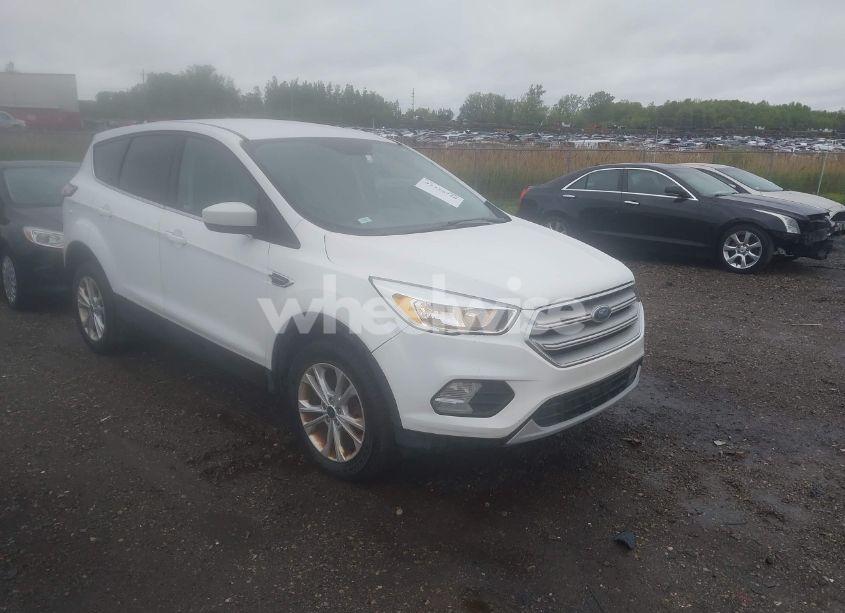 2017 Ford Escape SE (VIN 1FMCU9GD8HUB87051) main photo