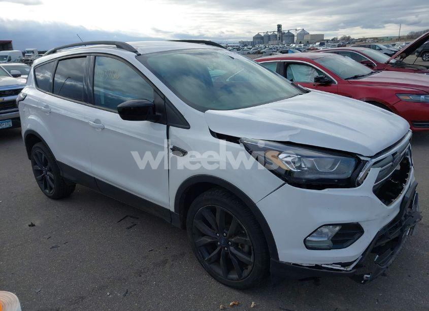 2017 Ford Escape SE (VIN 1FMCU9GD8HUB90418) main photo