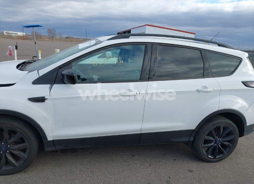 Photo 14 of 2017 Ford Escape SE (VIN 1FMCU9GD8HUB90418)