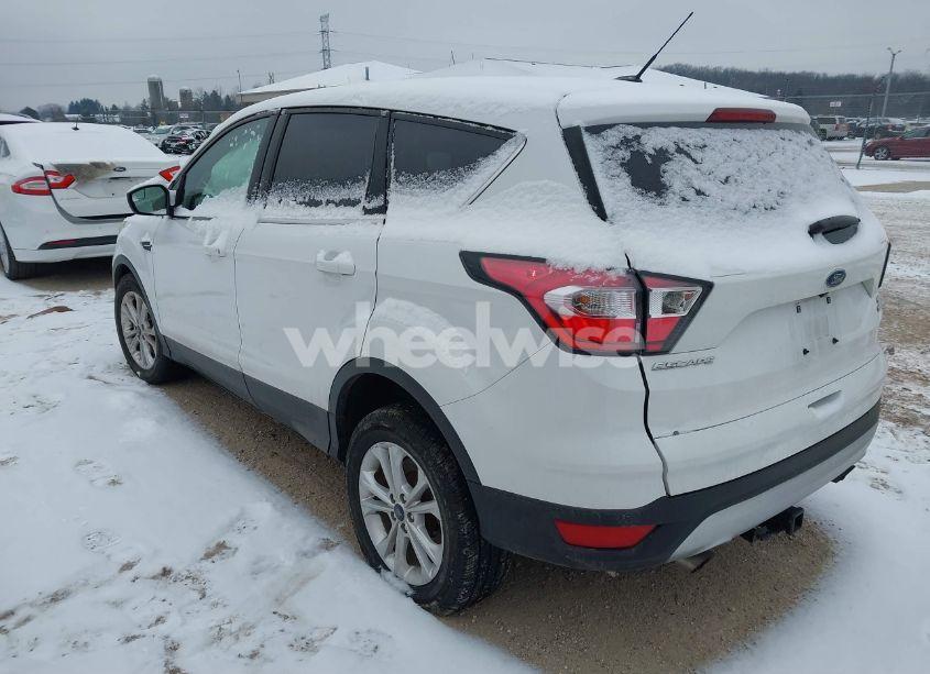 Photo 3 of 2017 Ford Escape SE (VIN 1FMCU9GD8HUC27645)