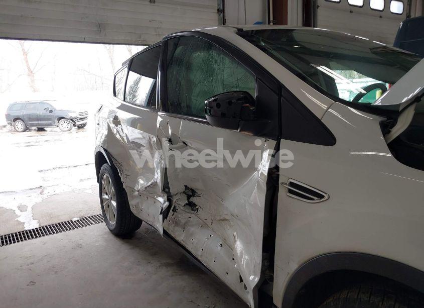 Photo 6 of 2017 Ford Escape SE (VIN 1FMCU9GD8HUC74870)