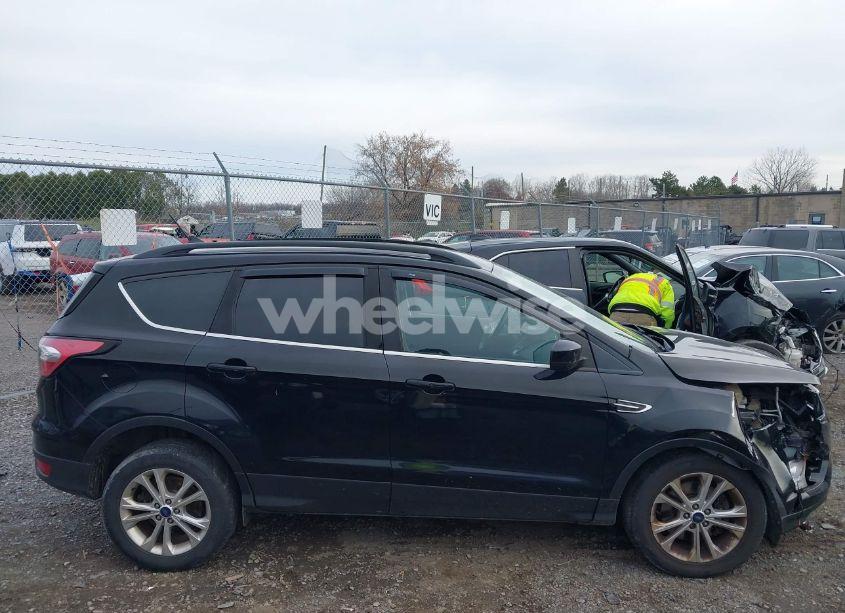 Photo 14 of 2018 Ford Escape SE (VIN 1FMCU9GD8JUA01367)