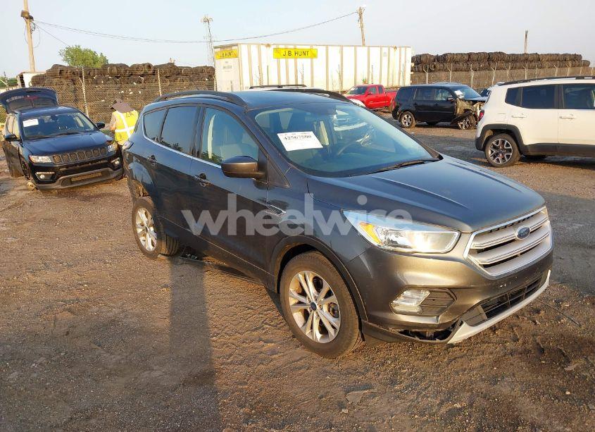 2018 Ford Escape SE (VIN 1FMCU9GD8JUA15916) main photo
