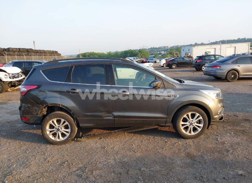 Photo 13 of 2018 Ford Escape SE (VIN 1FMCU9GD8JUA15916)