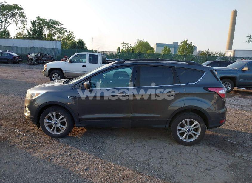 Photo 14 of 2018 Ford Escape SE (VIN 1FMCU9GD8JUA15916)