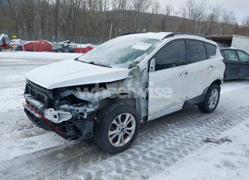 Photo 2 of 2018 Ford Escape SE (VIN 1FMCU9GD8JUA39519)